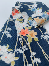 画像をギャラリービューアに読み込む, 草花亀甲地紋模様【短より短】