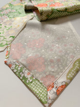 画像をギャラリービューアに読み込む, 雪輪に牡丹・枝梅・菊・楓模様【長】