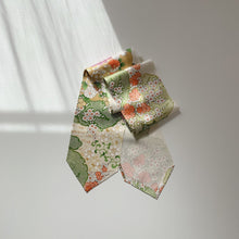 画像をギャラリービューアに読み込む, 雪輪に牡丹・枝梅・菊・楓模様【長】