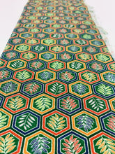 画像をギャラリービューアに読み込む, 亀甲に草葉模様