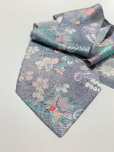 画像をギャラリービューアに読み込む, 草花模様に総紗綾地紋