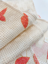 画像をギャラリービューアに読み込む, 楓地紋の蝶模様【長】