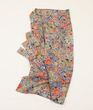 画像をギャラリービューアに読み込む, 白縁の草花模様【シュッケニ】