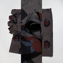 画像をギャラリービューアに読み込む, 亀甲に草葉模様織り出し本場泥大島紬(7マルキ)