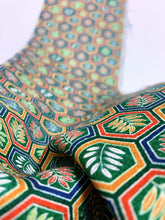 画像をギャラリービューアに読み込む, 亀甲に草葉模様