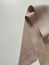 画像をギャラリービューアに読み込む, 松葉青海波模様織出し暈し色無地【短】