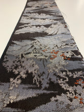 画像をギャラリービューアに読み込む, 家屋に樹木模様織り出し手織り紬