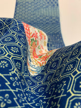 画像をギャラリービューアに読み込む, 破れ色紙に花・古典柄模様