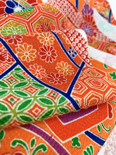 画像をギャラリービューアに読み込む, 斜め縞に亀甲楓梅菊尽くし模様【長】