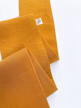 画像をギャラリービューアに読み込む, 芝草に蝶模様織り出し色無地