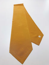 画像をギャラリービューアに読み込む, 芝草に蝶模様織り出し色無地