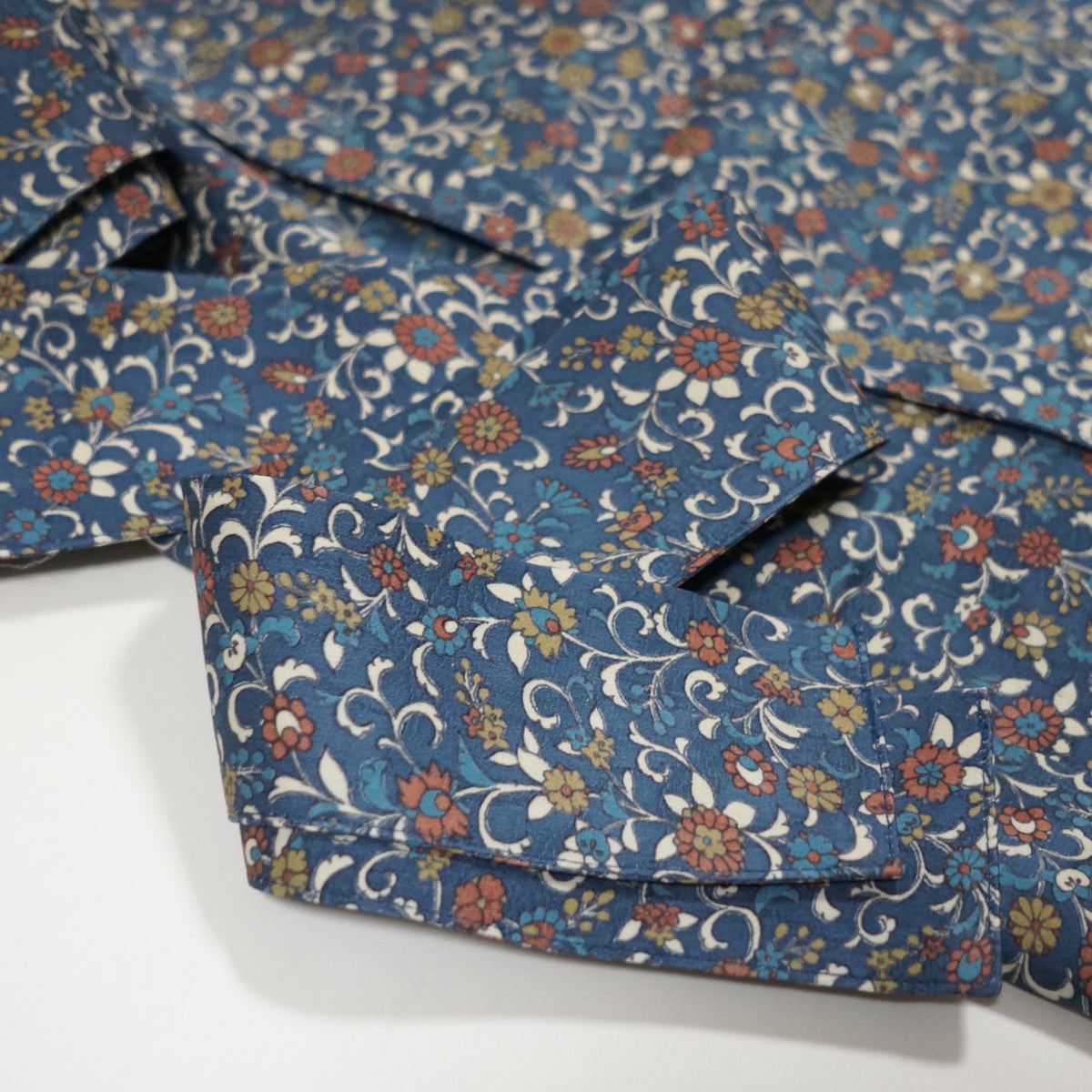 花唐草模様総地紋【シュッケニ】 – keniamarilia