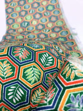 画像をギャラリービューアに読み込む, 亀甲に草葉模様