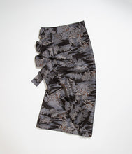 画像をギャラリービューアに読み込む, 家屋に樹木模様織り出し手織り紬