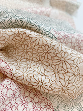 画像をギャラリービューアに読み込む, 雲取りに花模様総地紋【ギャザータイプ】