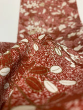 画像をギャラリービューアに読み込む, 枝梅に草花模様に金彩