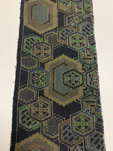 画像をギャラリービューアに読み込む, 亀甲に華紋模様織り出し本場泥大島紬(5マルキ)