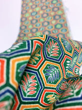 画像をギャラリービューアに読み込む, 亀甲に草葉模様