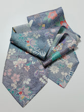 画像をギャラリービューアに読み込む, 草花模様に総紗綾地紋
