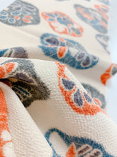 画像をギャラリービューアに読み込む, 縮緬地枝梅に桔梗模様【シュッケニ】