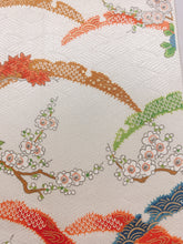 画像をギャラリービューアに読み込む, 雪芝に牡丹梅菊模様総地紋(付け下げ)【シュッケニ】