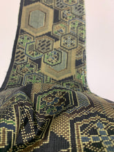 画像をギャラリービューアに読み込む, 亀甲に華紋模様織り出し本場泥大島紬(5マルキ)