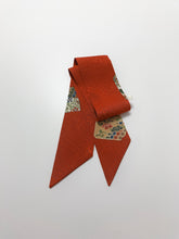 画像をギャラリービューアに読み込む, 破れ色紙に花古典柄総紗綾地紋