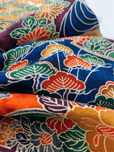 画像をギャラリービューアに読み込む, 流水に花古典柄模様【シュッケニ】