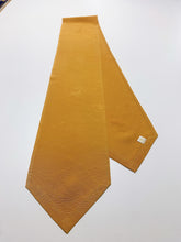 画像をギャラリービューアに読み込む, 芝草に蝶模様織り出し色無地