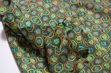 画像をギャラリービューアに読み込む, 亀甲に草葉模様