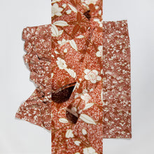 画像をギャラリービューアに読み込む, 枝梅に草花模様に金彩