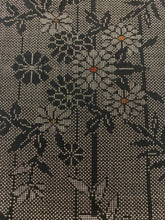 画像をギャラリービューアに読み込む, 菊に松竹梅模様織り出し本場泥大島紬(5マルキ)【シュッケニ】