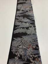 画像をギャラリービューアに読み込む, 家屋に樹木模様織り出し手織り紬