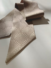 画像をギャラリービューアに読み込む, 松葉青海波模様織出し暈し色無地【短】