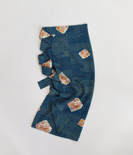 画像をギャラリービューアに読み込む, 破れ色紙に花・古典柄模様