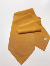 画像をギャラリービューアに読み込む, 芝草に蝶模様織り出し色無地