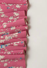 画像をギャラリービューアに読み込む, 白抜きの草花模様【タックタイプ】