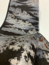 画像をギャラリービューアに読み込む, 家屋に樹木模様織り出し手織り紬