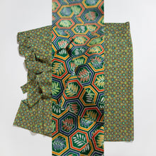 画像をギャラリービューアに読み込む, 亀甲に草葉模様