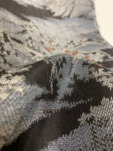 画像をギャラリービューアに読み込む, 家屋に樹木模様織り出し手織り紬