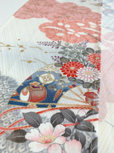 画像をギャラリービューアに読み込む, 巻物に花模様【長】