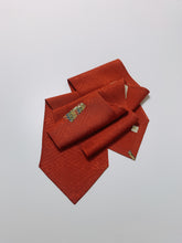 画像をギャラリービューアに読み込む, 破れ色紙に花古典柄総紗綾地紋