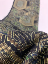 画像をギャラリービューアに読み込む, 亀甲に華紋模様織り出し本場泥大島紬(5マルキ)