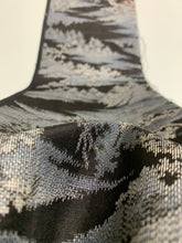 画像をギャラリービューアに読み込む, 家屋に樹木模様織り出し手織り紬