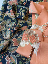 画像をギャラリービューアに読み込む, 雪輪に草花模様【シュッケニ】