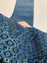 画像をギャラリービューアに読み込む, 破れ色紙に花・古典柄模様