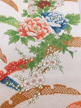 画像をギャラリービューアに読み込む, 雪芝に牡丹梅菊模様総地紋(付け下げ)【シュッケニ】