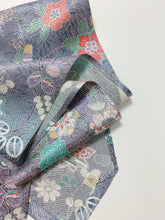 画像をギャラリービューアに読み込む, 草花模様に総紗綾地紋