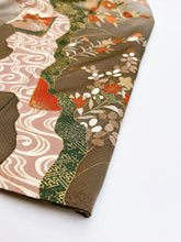 画像をギャラリービューアに読み込む, 紗綾型地紋に菊・破れ色紙模様部分刺繍　
