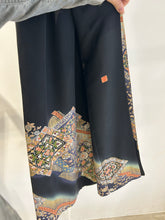 画像をギャラリービューアに読み込む, 更紗刺繍・金彩絵尽くし暈し染め【黒留袖
